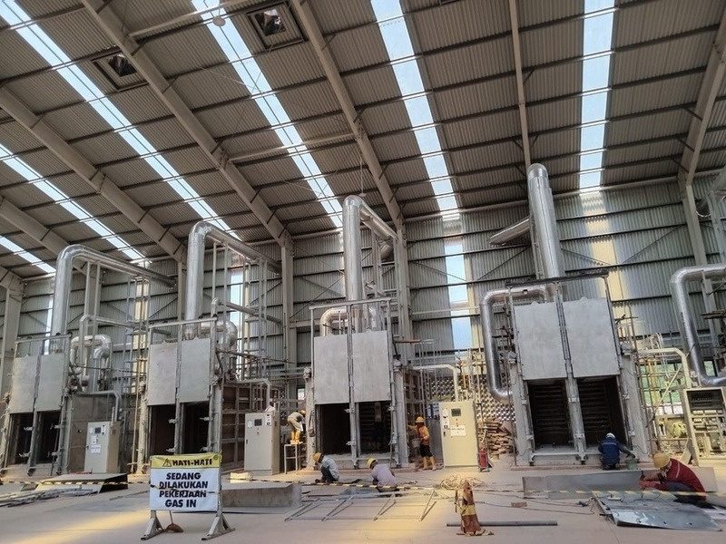 Instalasi sistem ducting di area pabrik